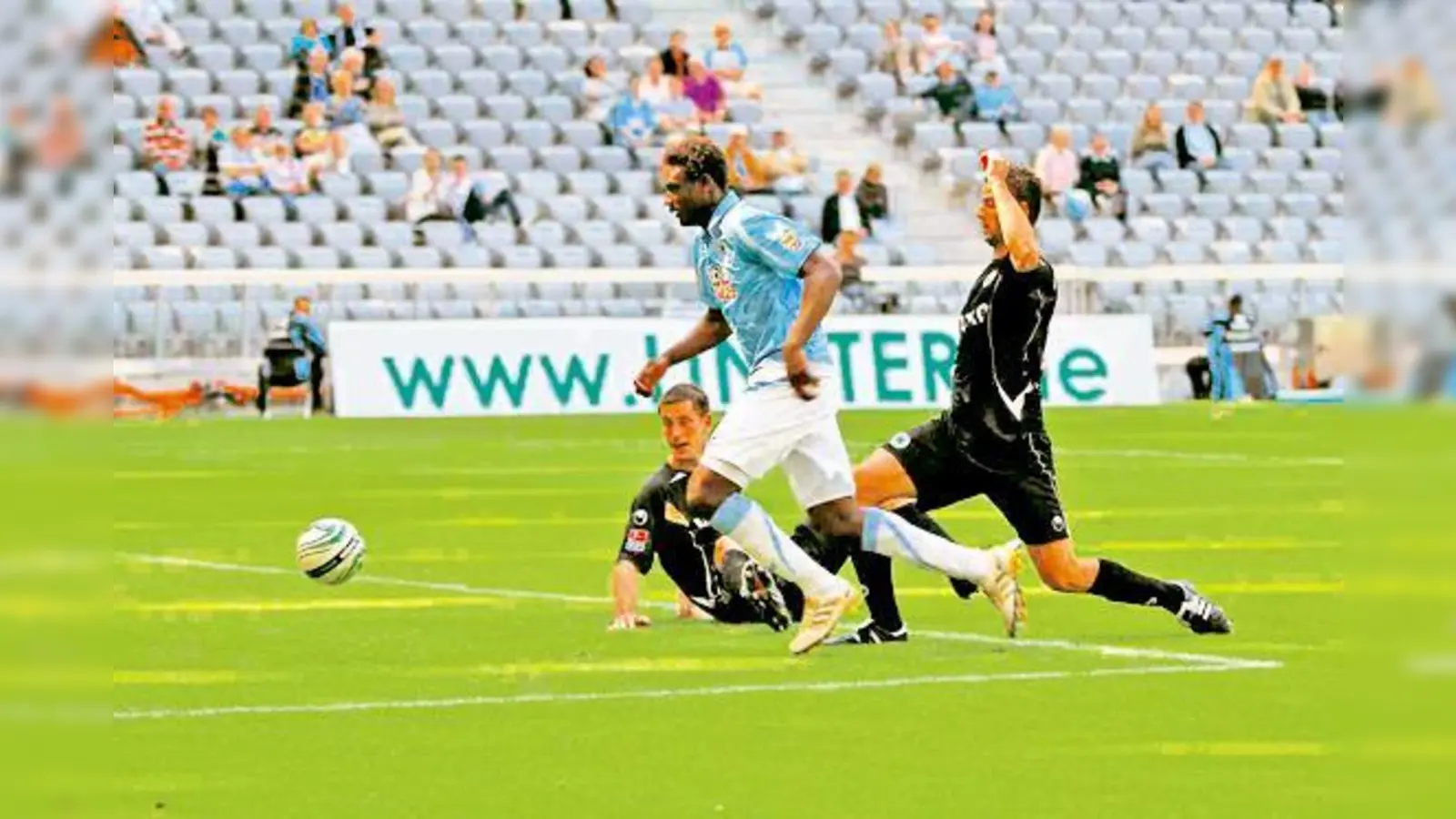 Da war die Welt noch in Ordnung: Peniel Mlapa erzielte das 2:0 für die Löwen.	  (Foto: Anne Wild)