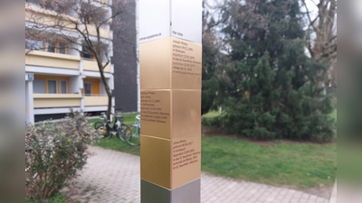 Das Erinnerungszeichen für Barbara, Joseph und Julius Winter steht seit kurzem in der Sintpertstraße 15. (Foto: bas)