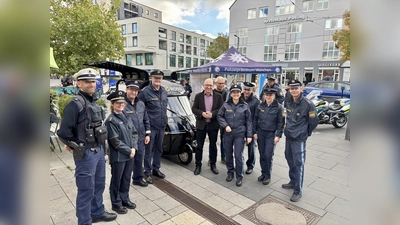 „Coffee with a Cop“ in Pasing mit Jochen Dietsch und Sabine Mäder von der Bundespolizei, Michael Fleck, Dienststellenleiter Thomas Rehag, Frieder Vogelsgesang und Gerald Zehetbauer als Gäste vom BA, Kerstin Büchold, Markus Göttler, Franziska Härtl und Christian Oswald (v. l.). (Foto: Ulrike Seiffert)