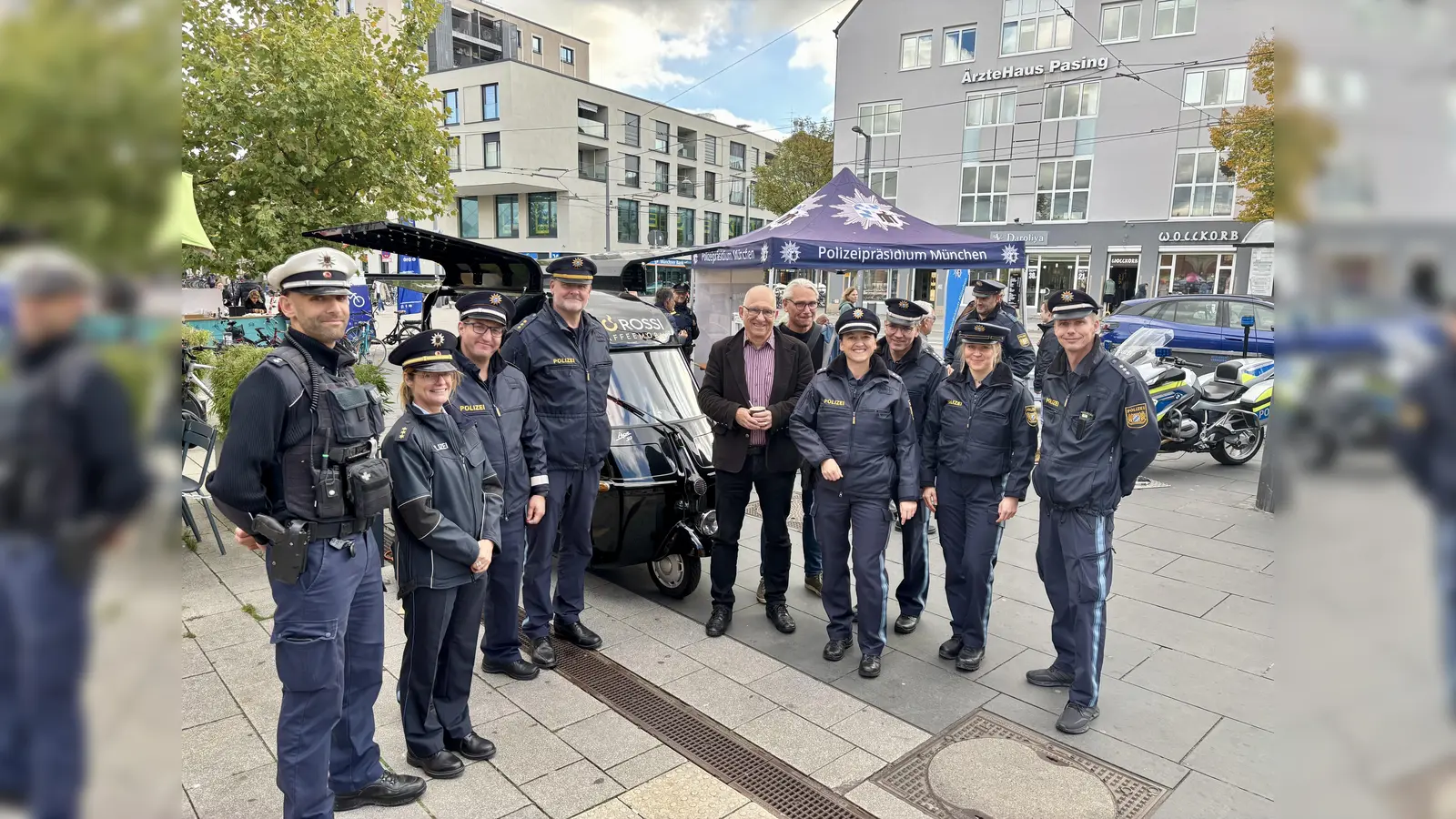 „Coffee with a Cop“ in Pasing mit Jochen Dietsch und Sabine Mäder von der Bundespolizei, Michael Fleck, Dienststellenleiter Thomas Rehag, Frieder Vogelsgesang und Gerald Zehetbauer als Gäste vom BA, Kerstin Büchold, Markus Göttler, Franziska Härtl und Christian Oswald (v. l.). (Foto: Ulrike Seiffert)