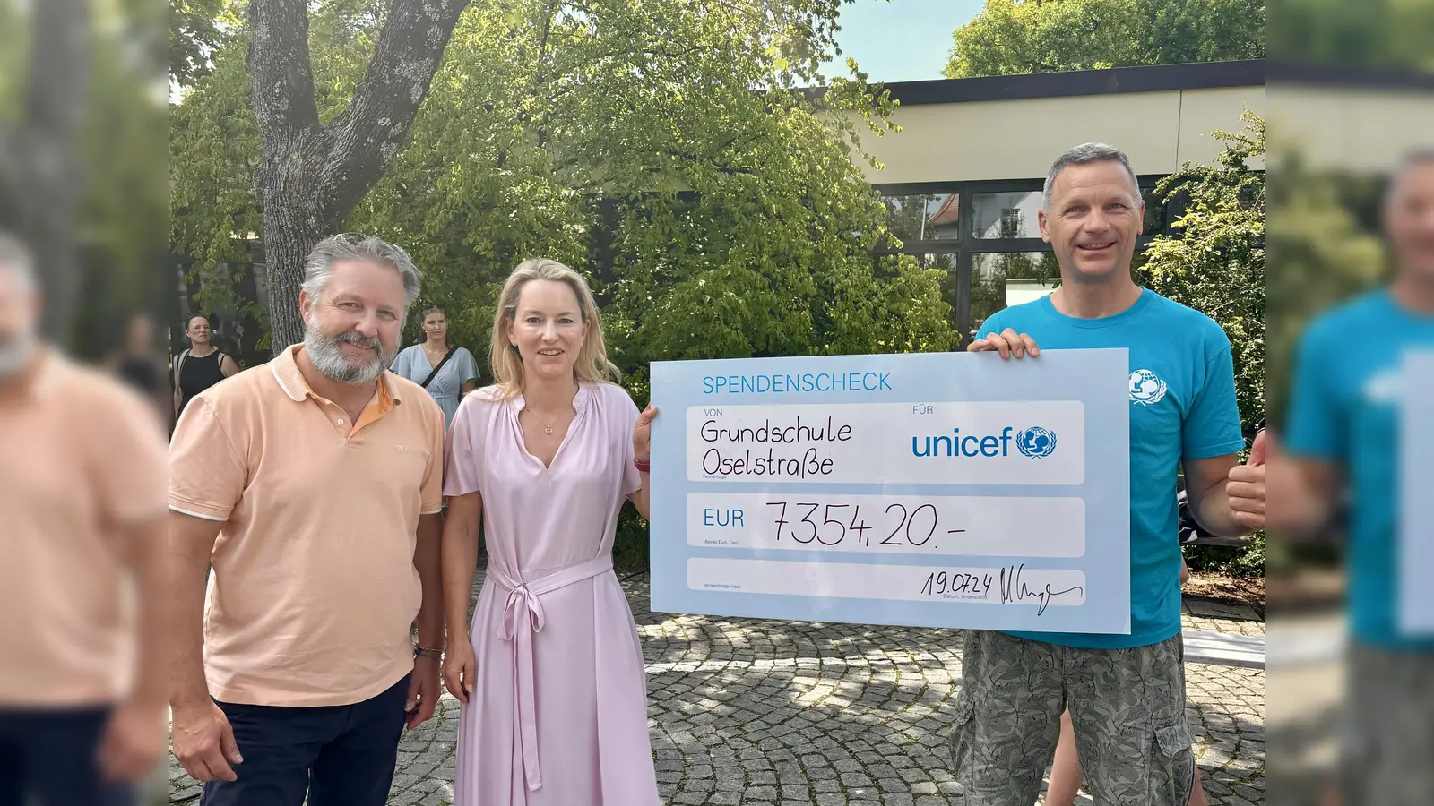 Die Oselschule spendete über 7.000 Euro an UNICEF. V.l. Michael Unger vom Förderverein, Schulleiterin Nicole Söldenwagner und Hansjörg Hegendörfer von UNICEF. (Foto: Ulrike Seiffert)