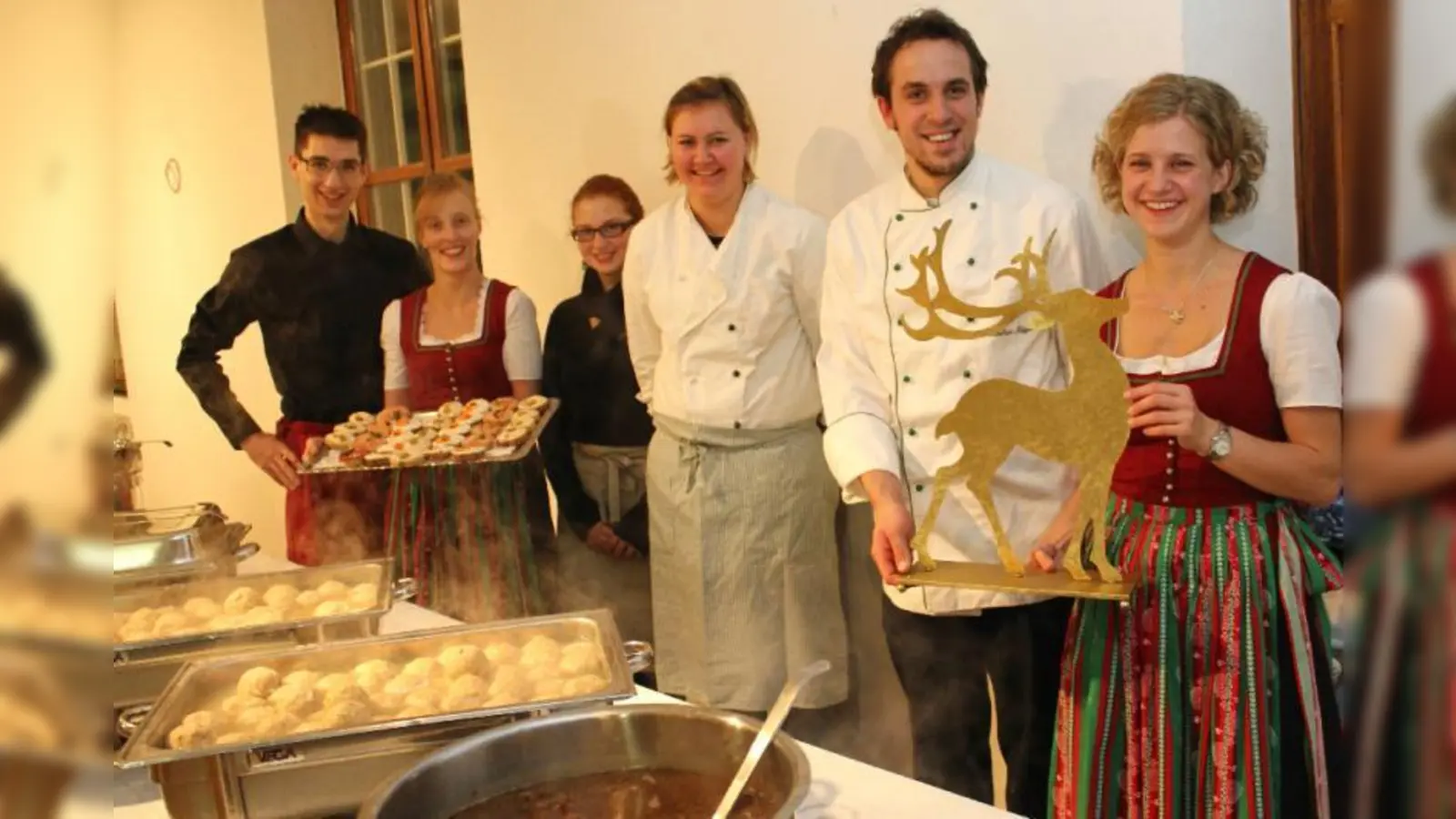 Die Tölzer Landfrauen richteten ein köstliches Fünf-Gänge-Menü aus, ehrenamtliche Helfer vom Verein Mariensäule e.V. bedienten die Gäste. V.l. Marus Völkl, Franziska Grimm, Lisa Betlejewski, Franziska Obermüller, Juniorchef Rochus Mayer und Barbara Augustin. (Foto: US)