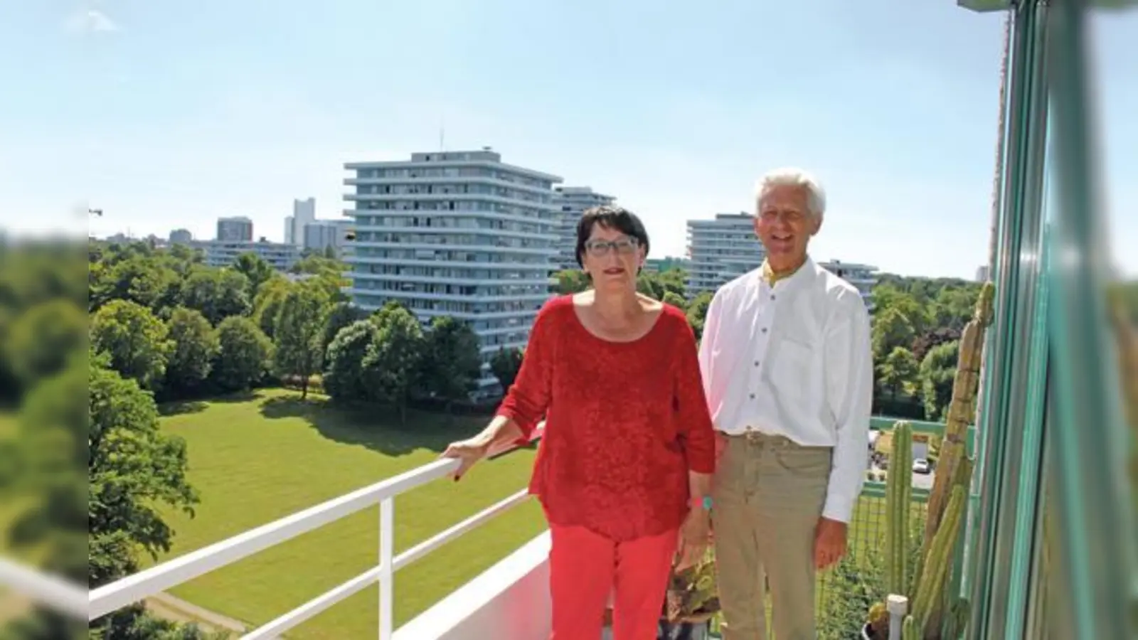Stilla Probst und Michael Stegner blicken über die Dächer des Cosimaparks. Michael Stegner gründete vor zehn Jahren den Verein WiAC e.V., der sich um die Betreuung hilfsbedürftiger Menschen kümmert.	 (Foto: ahi)