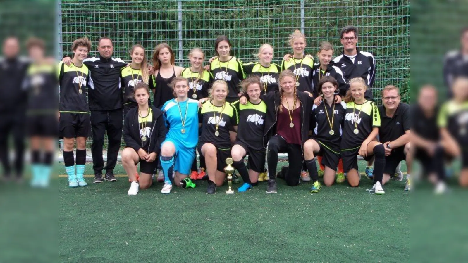 Die U 15 Mädchen der SG TSV Neuried/ DjK Würmtal mit ihren Trainern: (hintere Reihe v.l.) Vivien Rüttgers, Serafin Luis, Sabrina Wagner, Leni Kaiser, Celina Riegert, Iva Filipovic, Fabienne Kleindienst, Marie Grassow, Elena Sistermann, Erik Kirschner, (vordere Reihe v.l.) Carmen Luis, Franziska Bormann, Nina Marx, Lilli Detsch, Hannah Lardtschneider, Kathrin Thomas, Pia Richter, Rene Bormann (Foto: SG)