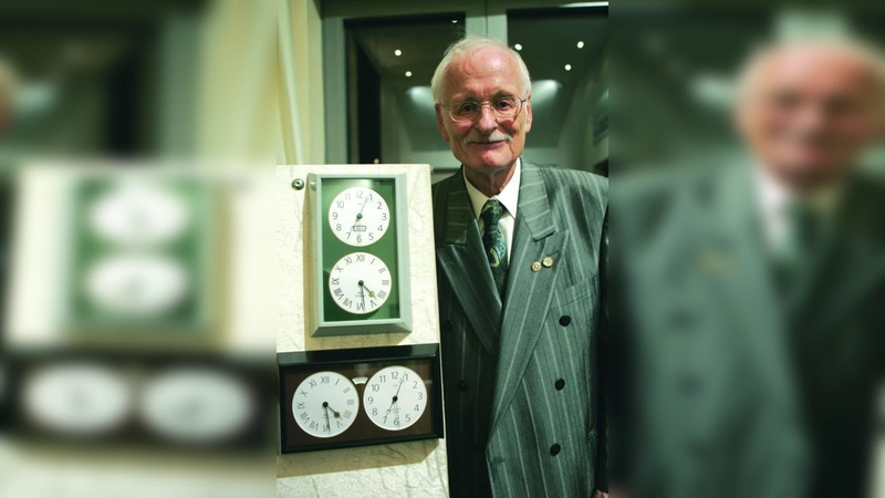Der Ehrenobermeister der Uhrmacherinnung für München und Oberbayern, Rudolf Friess, stellte vor kurzem seine von ihm erfundene Uhr vor. (Foto: pi)