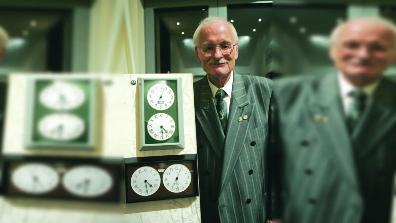 Der Ehrenobermeister der Uhrmacherinnung für München und Oberbayern, Rudolf Friess, stellte vor kurzem seine von ihm erfundene Uhr vor. (Foto: pi)