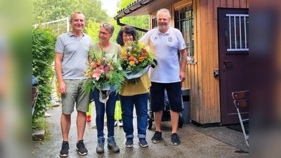 Klaus Weber (von links), neuer 1. Jugendleiter, Daniela Lahm, Monika Dietrich und Michael Franke, 1. Vorsitzender der FT, beim Gerner Jugendturnier, bei dem auch Daniela Lahm und Monika Dietrich als langjährige Jugendleiterinnen feierlich aus ihrem Amt entlassen wurden. (Foto: privat)