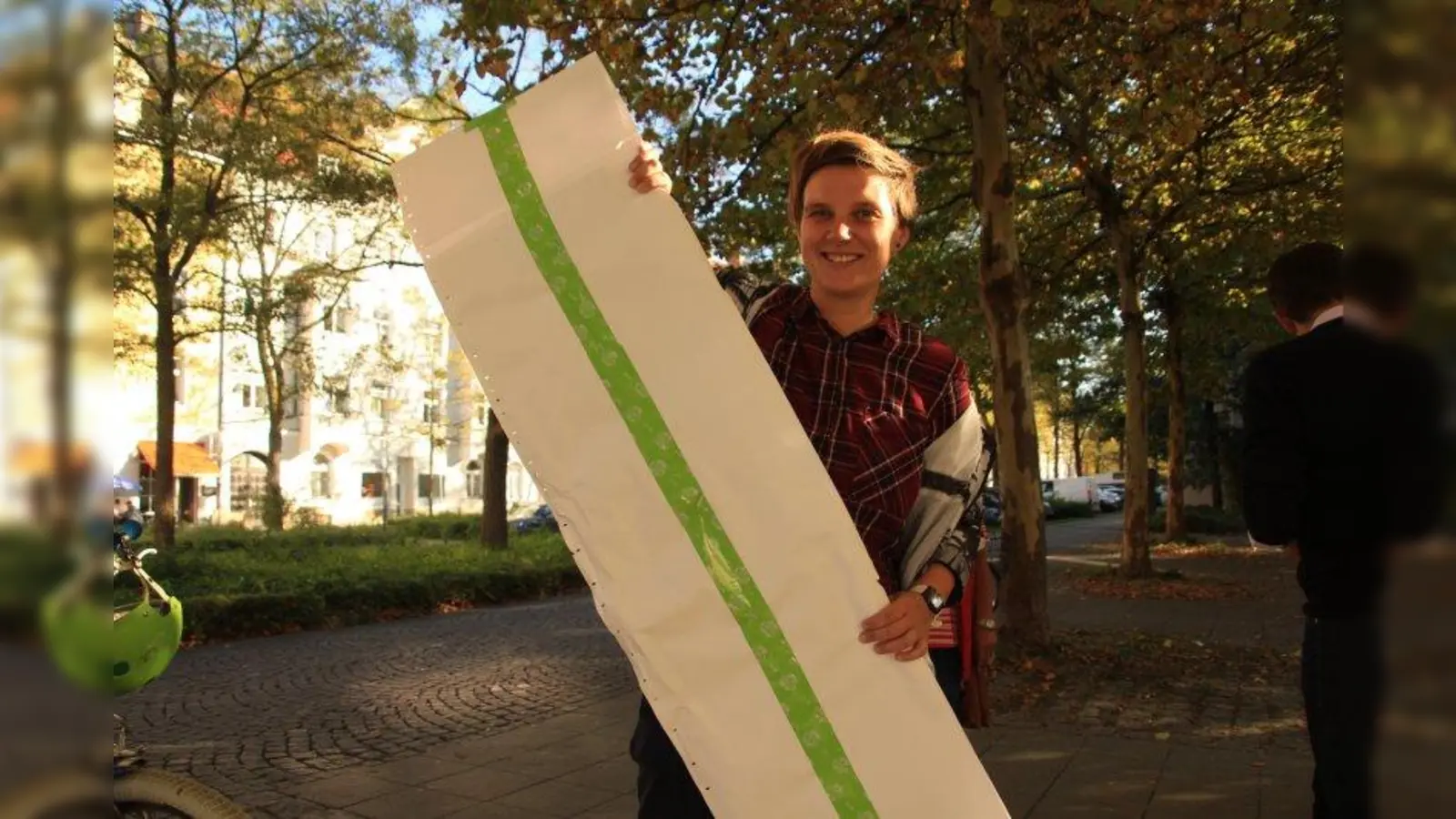 Barbara Likus hält das nachgestellte, verpackte Straßenschild. (Foto: lsc)