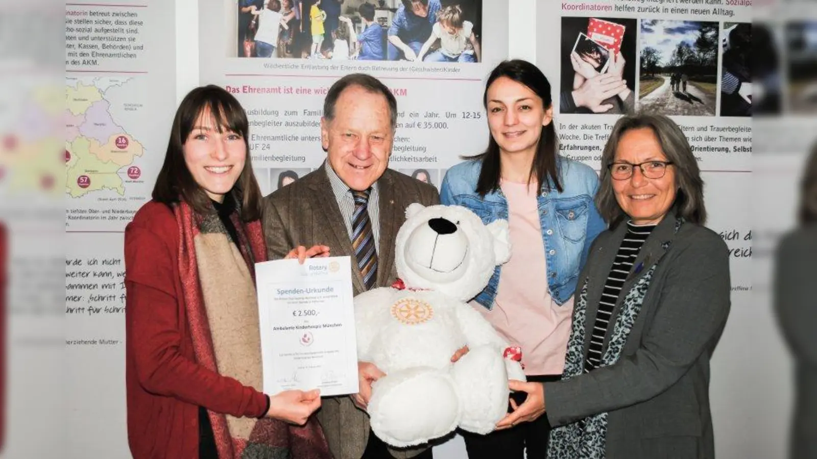 Spendenübergabe (v.l.): Lena Bronner (AKM), Karl-Heinz Maier (Rotary Club), Simone Hartmann (AKM) und Anneliese  Bradel (Rotary Club). (Foto: Rotary Club)