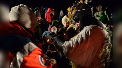 Der Seeneptun verteilte viele Geschenke an die rund 100 Besucher. (Foto: Wasserwacht Pilsensee)