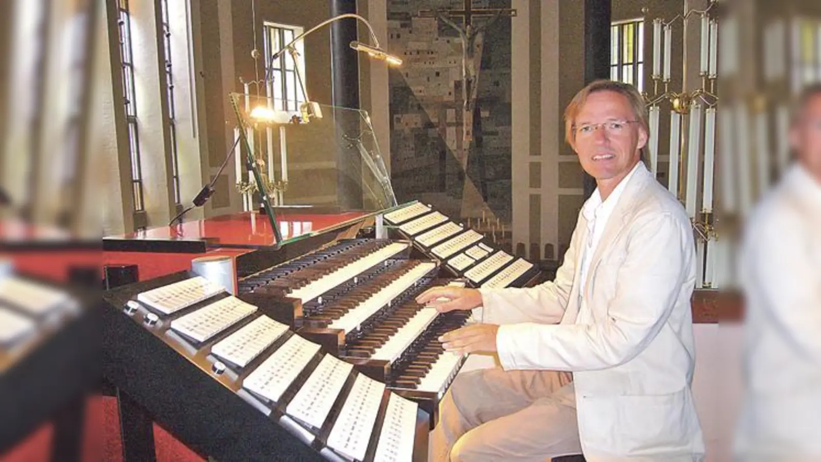 Armin Becker an einem Instrument, das in München seinesgleichen sucht: die große Steinmeyer-Orgel.	 (Fotos: VA)