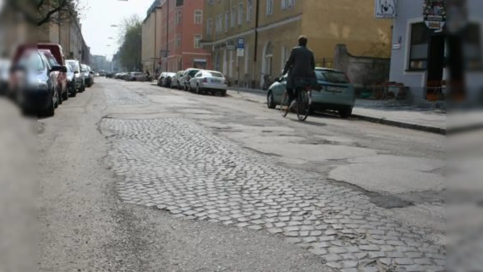 Schlaglöcher und Schäden am Belag machen die Fahrt auf der Bergmannstraße zwischen Tulbeck- und Westendstraße zu einer holperigen Angelegenheit. (Foto: tg)