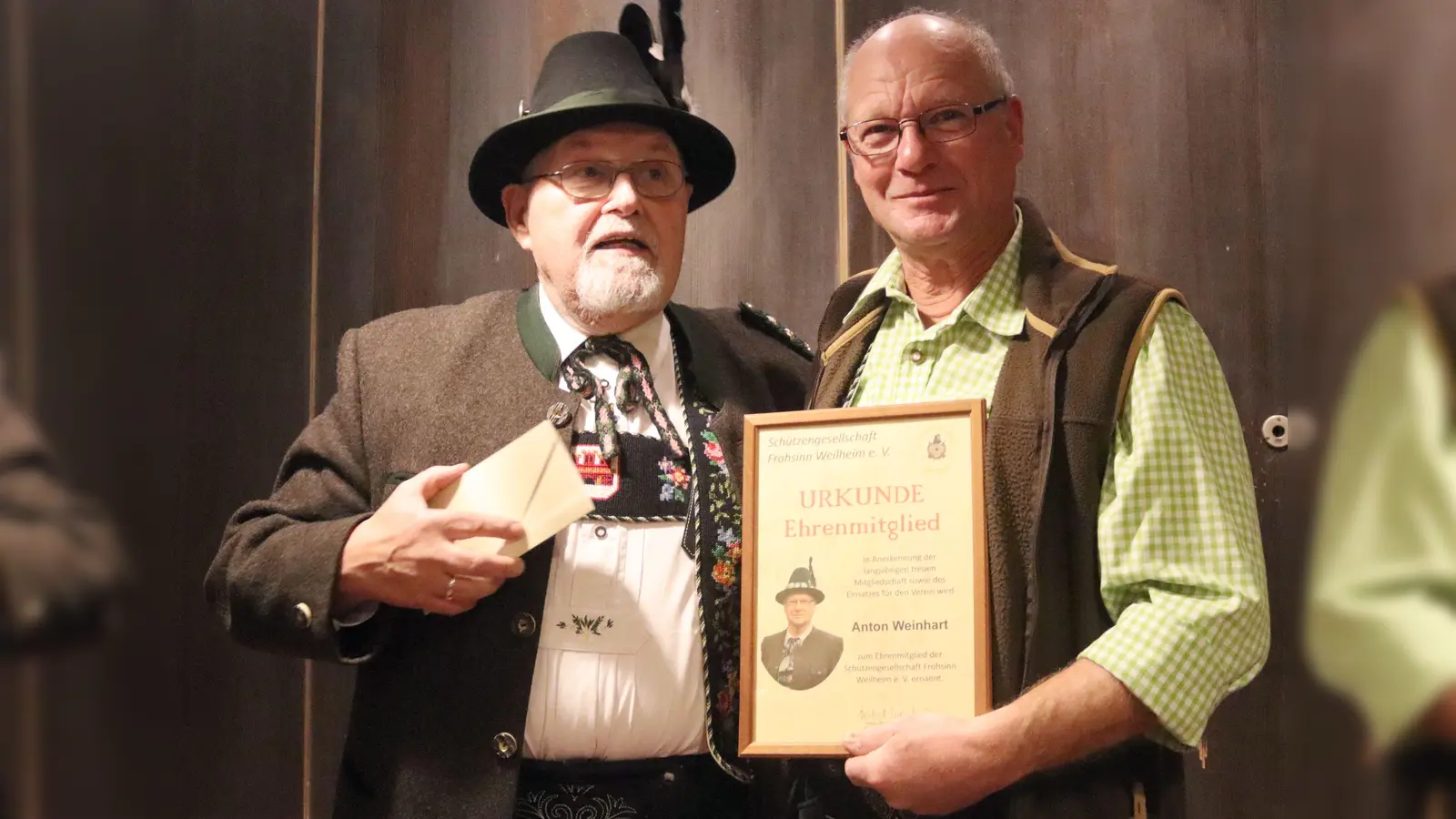 Ausgezeichnet: 1. Schützenmeister Herbert Weinbuch (l.) mit Ehrenmitglied Anton Weinhart. (Foto: SG Frohsinn Weilheim e.V.)