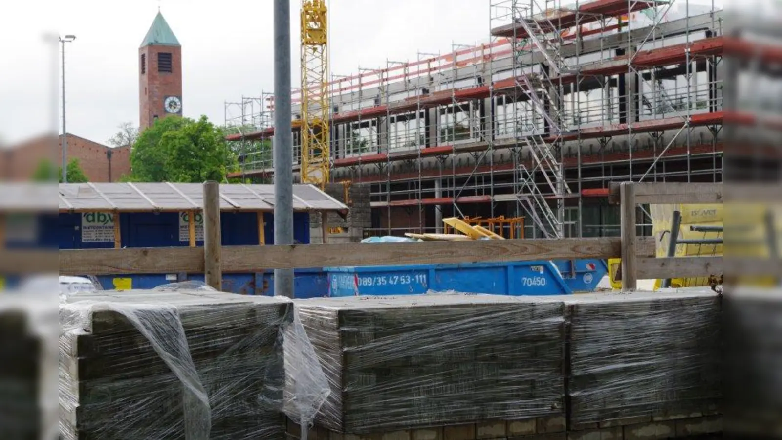 Hier wird gebaut! Die evangelische Lukas-Schule baut aktuell ein neues Gymnasium auf. Zusätzlich soll auf dem Nachbargrundstück ein weiterer Schulneubau kommen. (Foto: kö)
