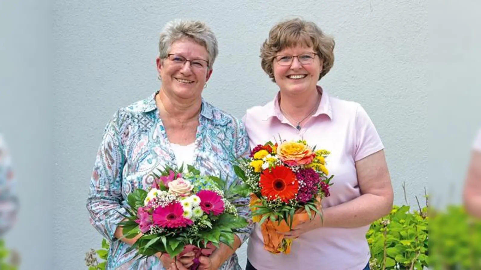 Die beiden Pflegekräfte  Brigitte Michl und Sonja Huber (v.r.n.l.) sind seit Gründung des KfH-Nierenzentrums Oberschleißheim dabei. 	 (Foto: KfH.)