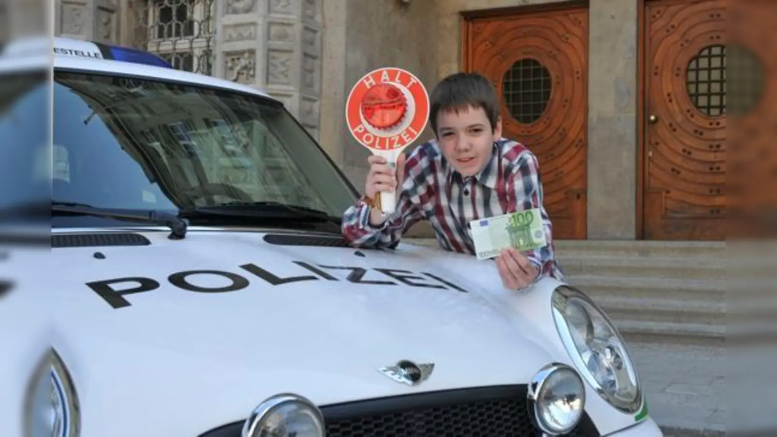 Für seinen mutigen Einsatz wurde der Schüler von der Polizei mit 100 Euro belohnt.  (Foto: Polizei)