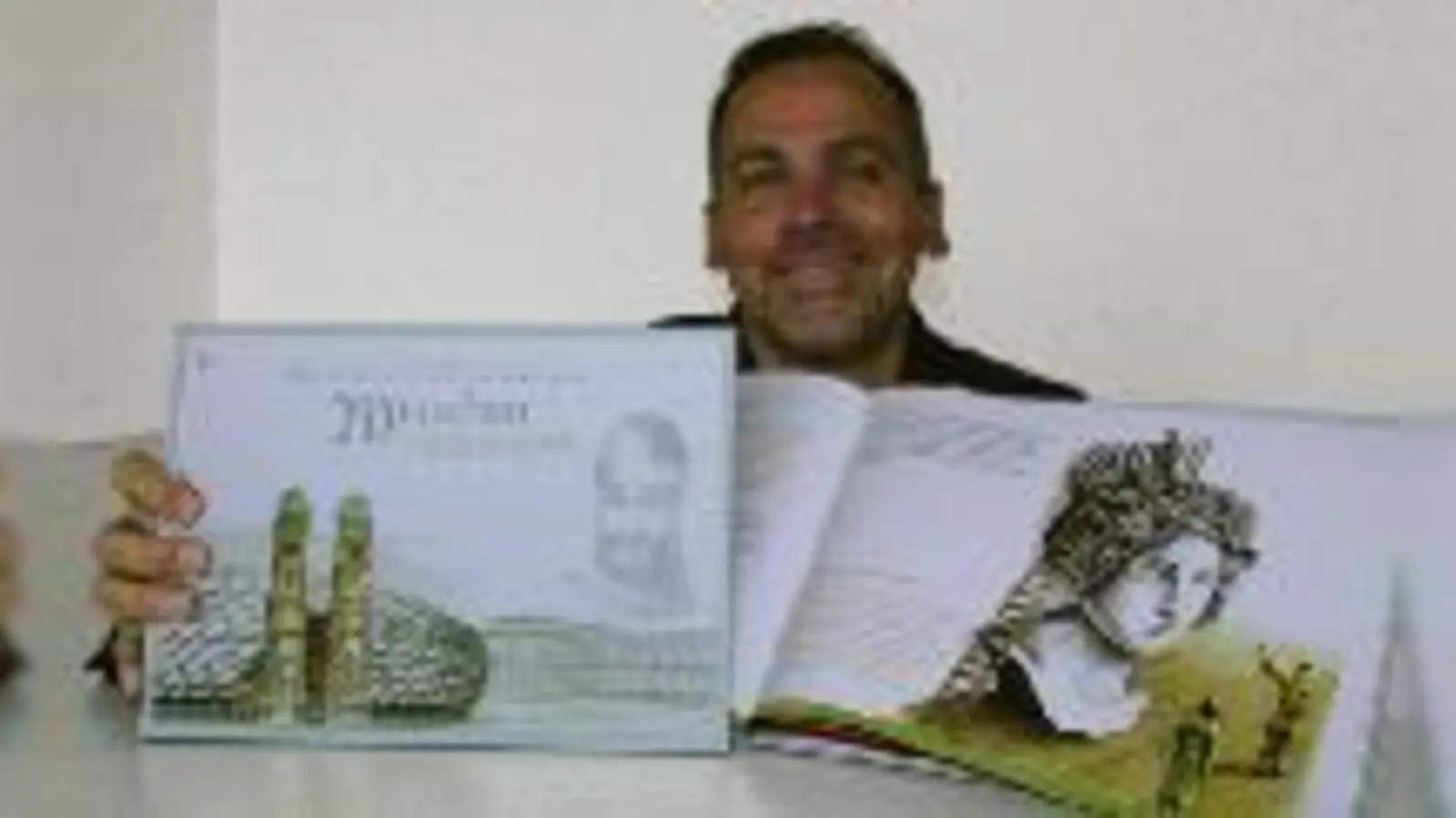 Lutz Nagler und sein Erstlingswerk  weitere Bücher sollen folgen.	  (Foto: cr)