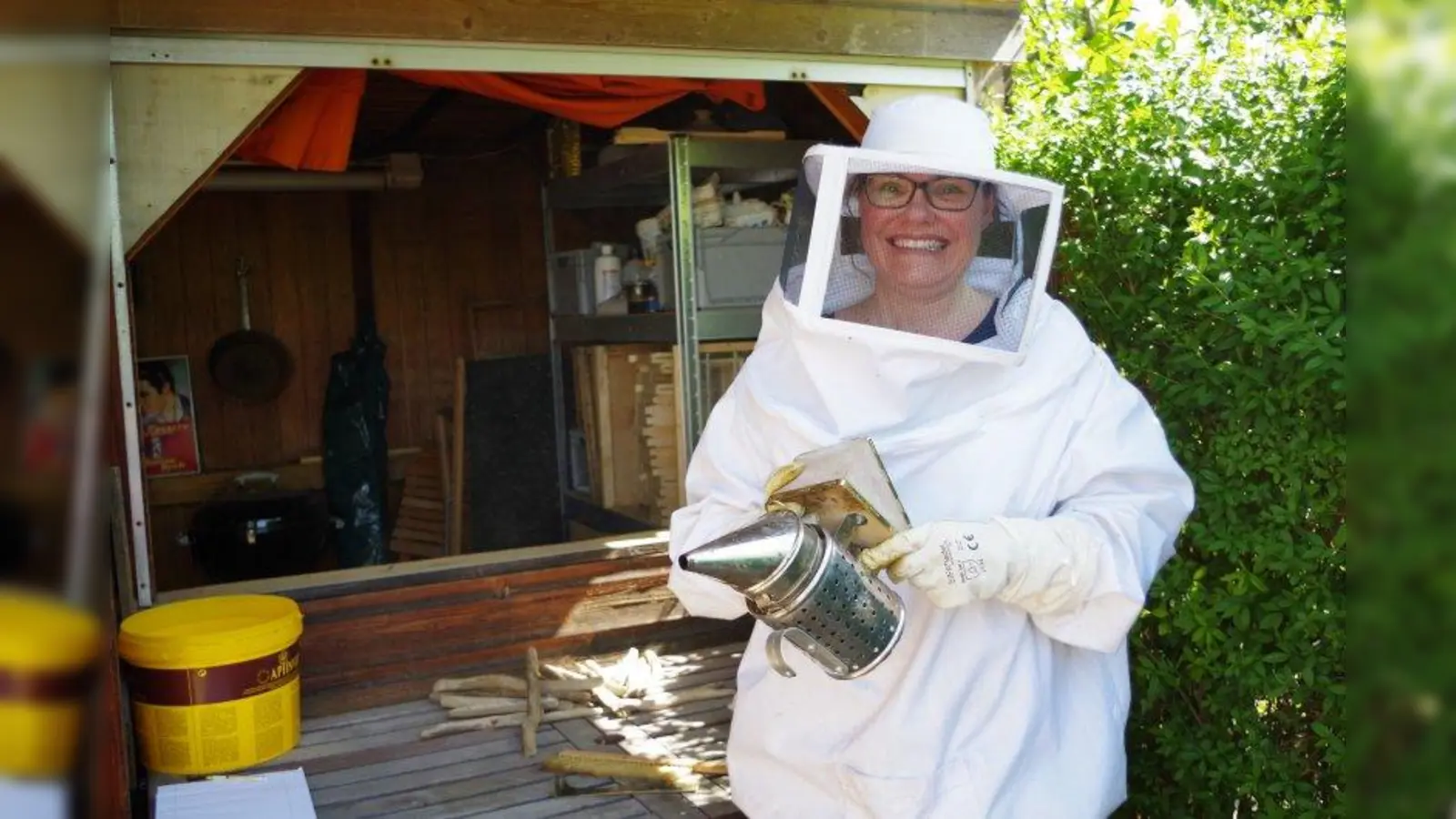Kirstin Bauer rückt ihren Bienen mit dem „Smoker“ zu Leibe, um an den wertvollen Honig aus den Waben zu kommen. (Foto: kö)