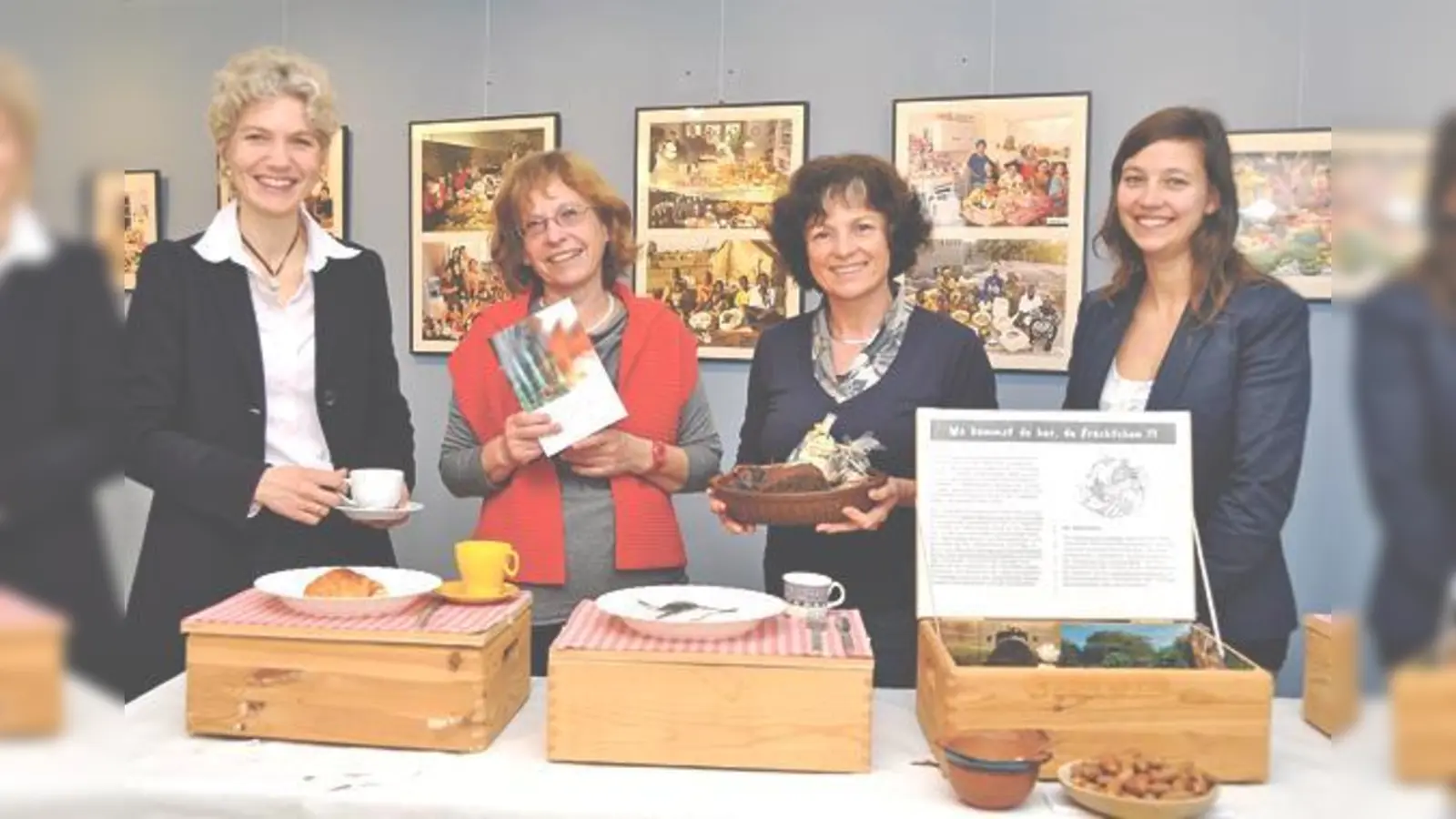 Margarete Meggle-Freund, Rosemarie Will, Ursula Kunz und Alexandra Hermann vom Amt für Ernährung, Landwirtschaft und Forsten Ebersberg (v. l.) an der »Kisterlstation«, die von hessischen Schülern gefertigt wurde.	 (Foto: sf)