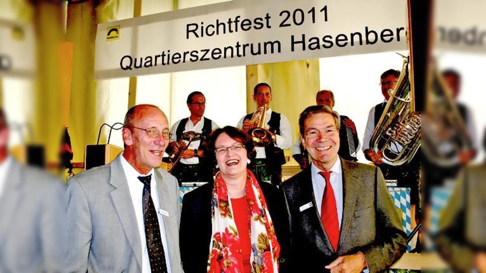 Fröhlich beim Richtfest: Kulturreferent Küppers, Bürgermeisterin Strobl und der Dibag-Vorstand Kasper (von links).	 (Foto: Wally Schmidt)