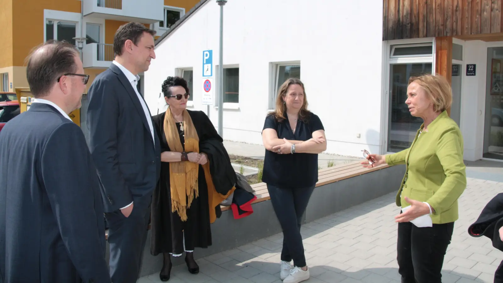Gut 200 Besucher kommen jeden Tag ins ASZ Laim, nicht jeder ist gut zu Fuß. Parkplätze gibt es viel zu wenige, klagt ASZ-Leiterin Stefanie Tischbierek (rechts). Manuel Pretzl, Georg Eisenreich, Rosa Selenic (Bezirksausschuss) und Alexandra Gaßmann (von links) hören ihr zu. (Foto: job)