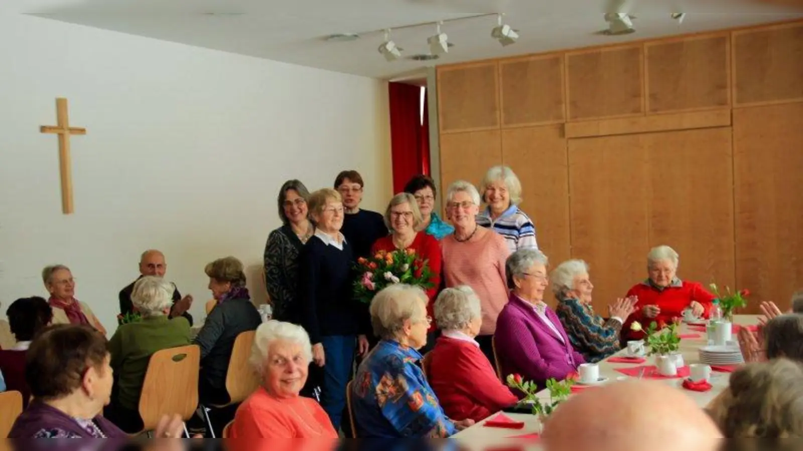 Von November bis Ostern veranstaltet der Seniorenkreis der Pfarrei Maria Schutz eine Kaffee- und Kuchenrunde. Die ehrenamtlichen Helferinnen bekamen beim letzten Treffen Blumen und ein Ständchen. V.l. Pastoralreferentin Golla-Fackler,<br>Anna Reichel, Annette Hübl, Brigitte Miehle, Anne Frauenknecht, Ingrid Stache und Barbara Spielbauer. (Foto: us)