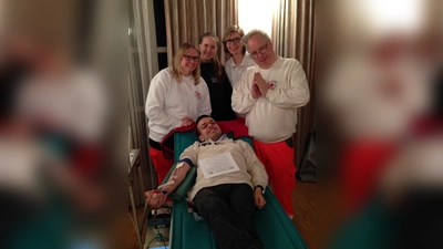 Thomas Angenendt (rechts) und die Mitglieder des BRK Ismaning bitten zur Blutspende. (Foto: BRK Ismaning)