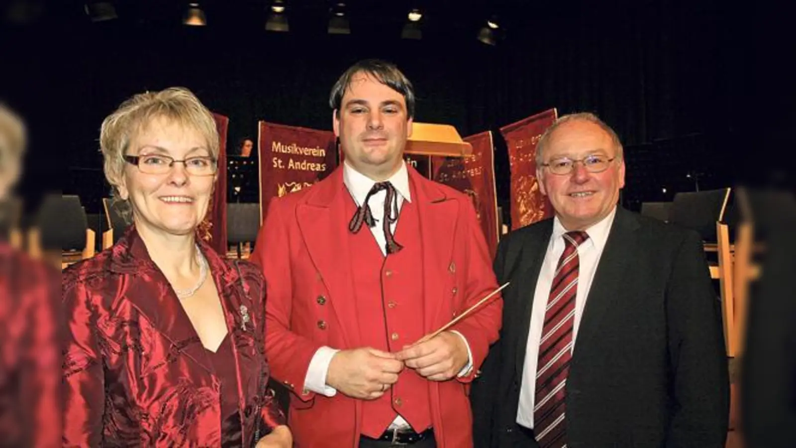 Erster Bürgermeister Josef Riemensberger (r.) und seine Frau Maria konnten beim Neujahrsempfang im Bürgerhaus viele Gäste begrüßen, auch Alexander Ruderisch. Er leitet das Orchester des Musikvereins St. Andreas Eching.	 (Foto: ws)