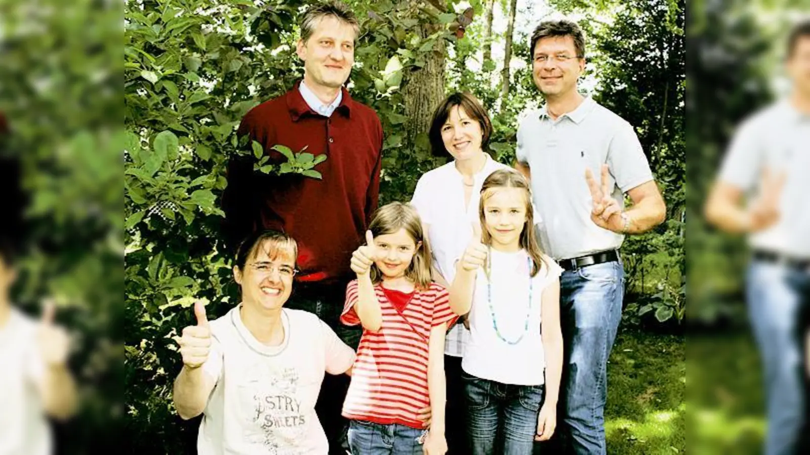 Sie wünschen sich sehnlichst eine Minigolfanlage in Haar: Victoria Herz und Antonia Bräuer (vorne, Mitte) mit ihren Eltern.   (Foto: pt)