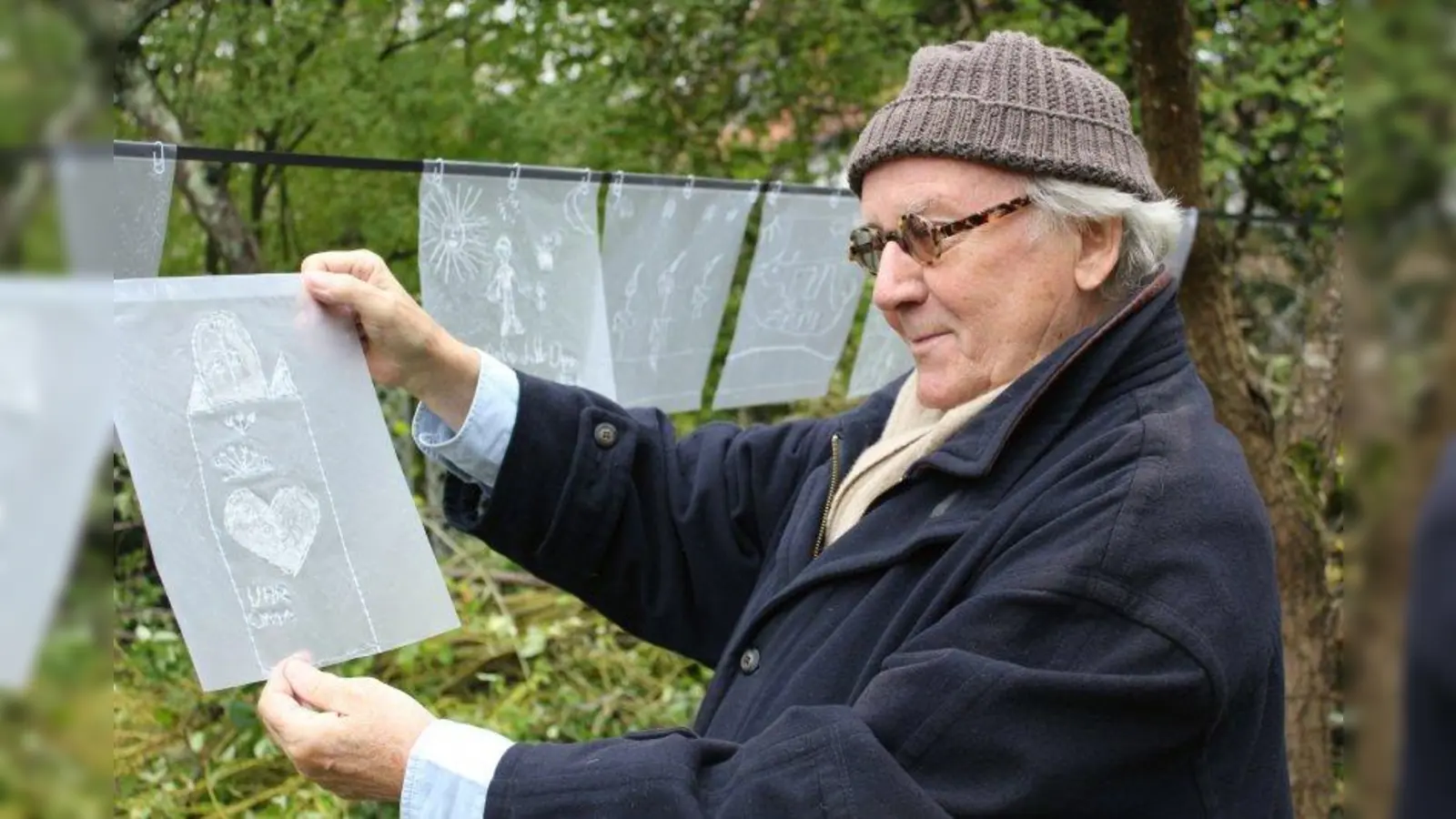 Erster Besucher im Klostergarten war Manfred Erkes. „Ich bin sehr berührt über die Emotionen, die die Kinder hier zum Ausdruck bringen.” (Foto: us)