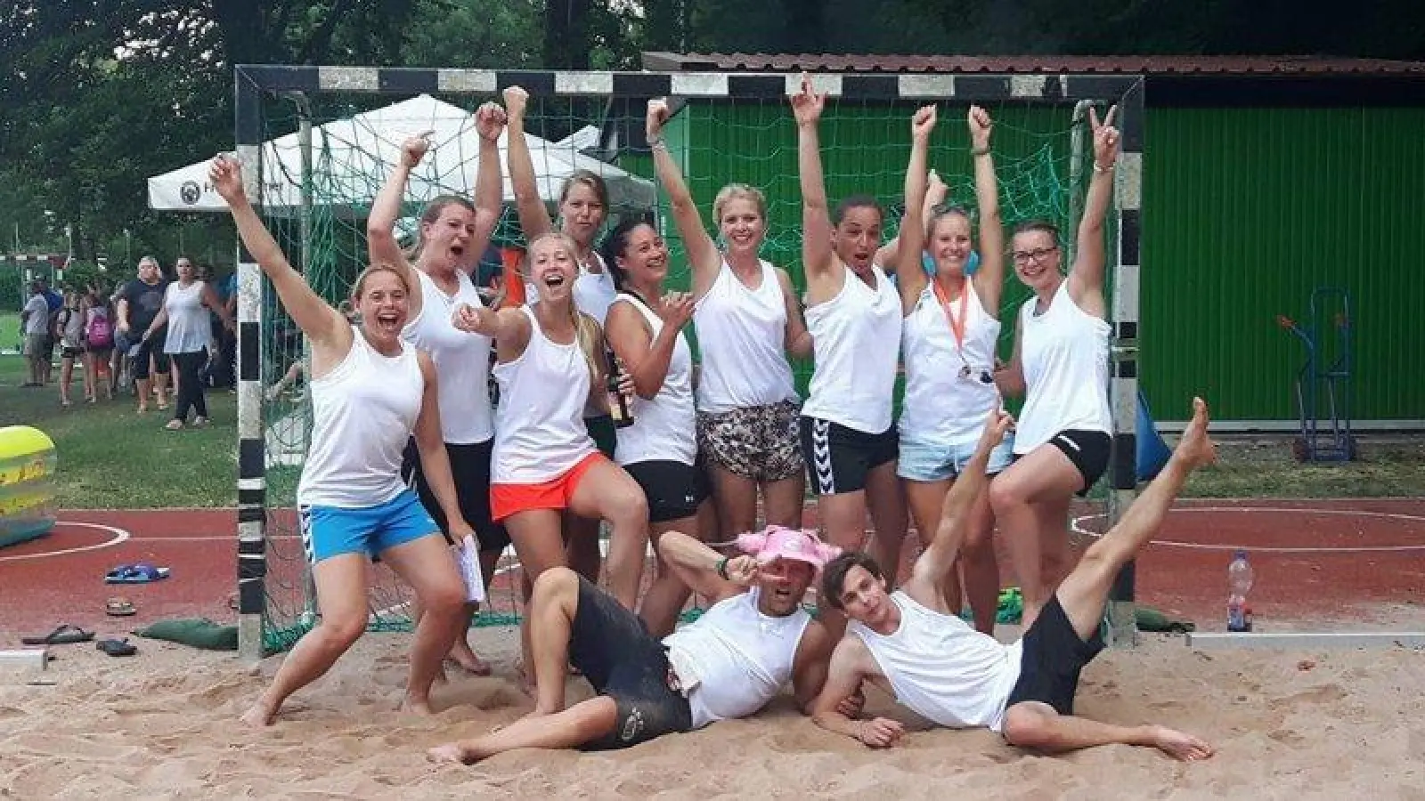Das Organisations-Team der Handballabteilung stellt seit drei Jahren die „Beasen“ auf die Beine.  Alexa und Laura Steinke (4. und 2. v. re.) (Foto: SV Laim)