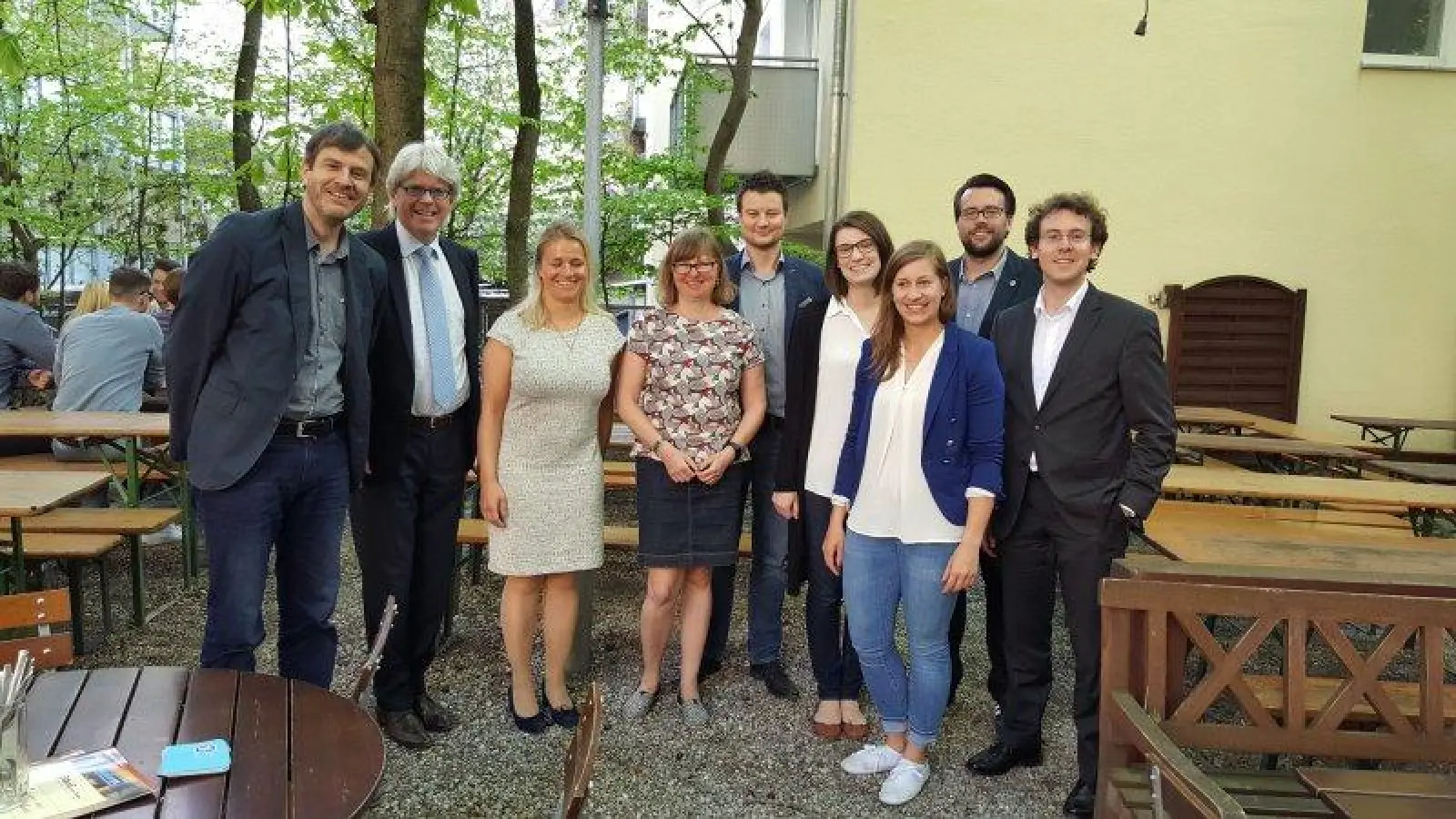 Gruppenbild nach der Ortsverbandswahl (von links): Schriftführer Sebastian Heise, VdK-Landesgeschäftsführer Michael Pausder, VdK-Landesvorstandsmitglied Verena Bentele, stellvertretende Ortsvorsitzende Susanne Bernard, VdK-Kreisgeschäftsführer Marian Indlekofer, Vertreterin der Frauen Katrin Hofinger, Ortsvorsitzende Friederike von Voigts-Rhetz, Vertreter der jüngeren Generation Robert Hümmer und der stellvertretende VdK-Bezirksgeschäftsführer Daniel Overdiek. (Foto: Sandra Sturmfels)