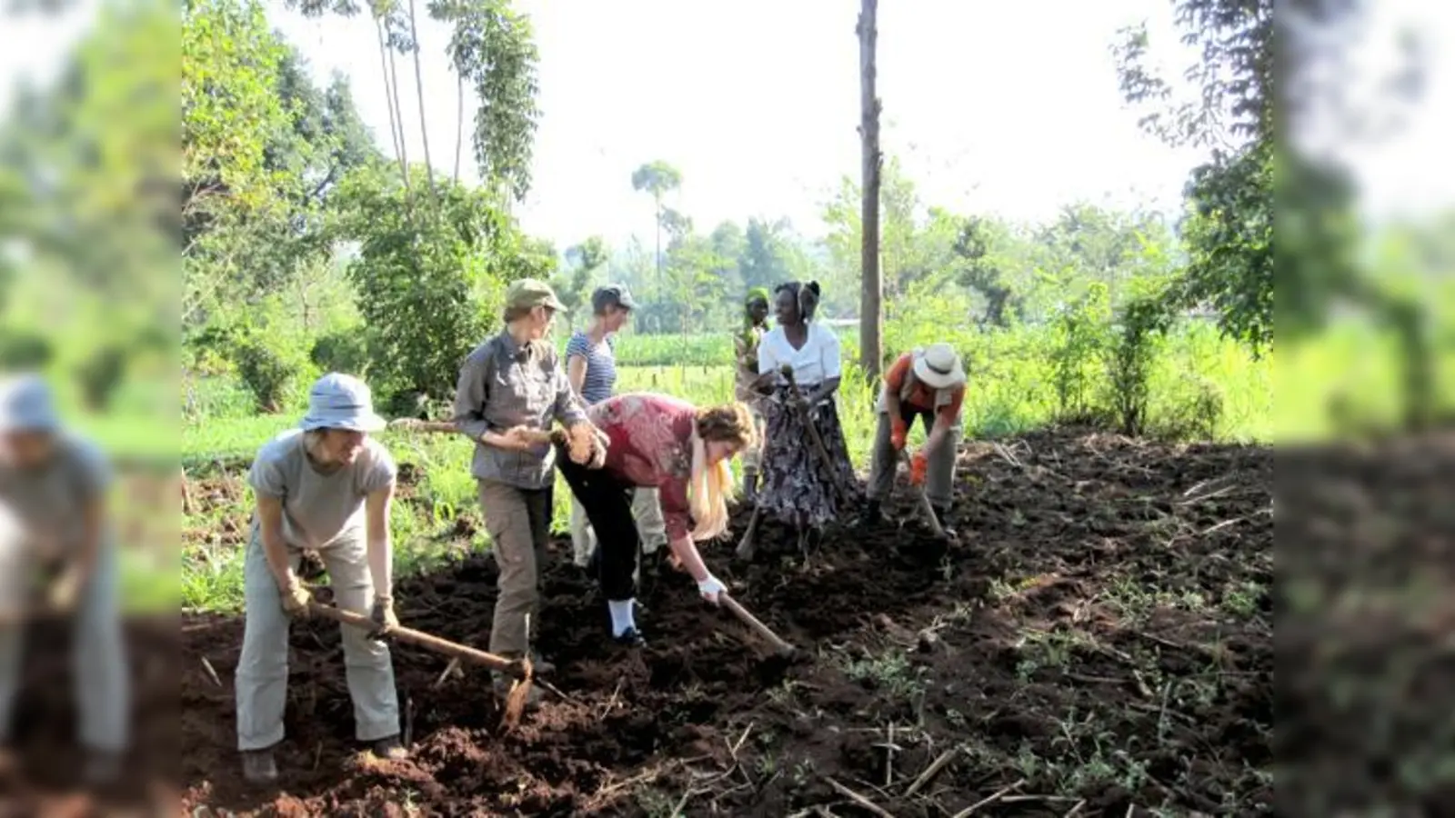 Leben wie die Einheimischen, das heißt auch arbeiten auf dem Feld. Für Claudia Lüttel (links) war das eine neue Erfahrung.	 (Foto: privat)
