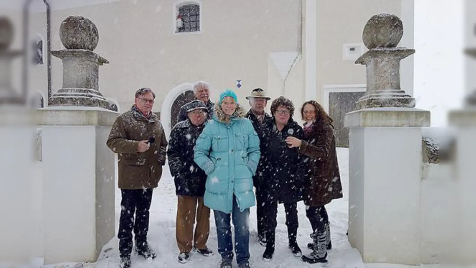Bürgermeisterin Ursula Mayer (Bildmitte) freut sich über die vielen Ehrenamtlichen, die beim Hörpfad für Höhenkirchen-Siegertsbrunn mitmachen wollen und sich auch von starkem Schneefall bei ihrer Arbeit nicht abhalten lassen.  (Foto: hw)