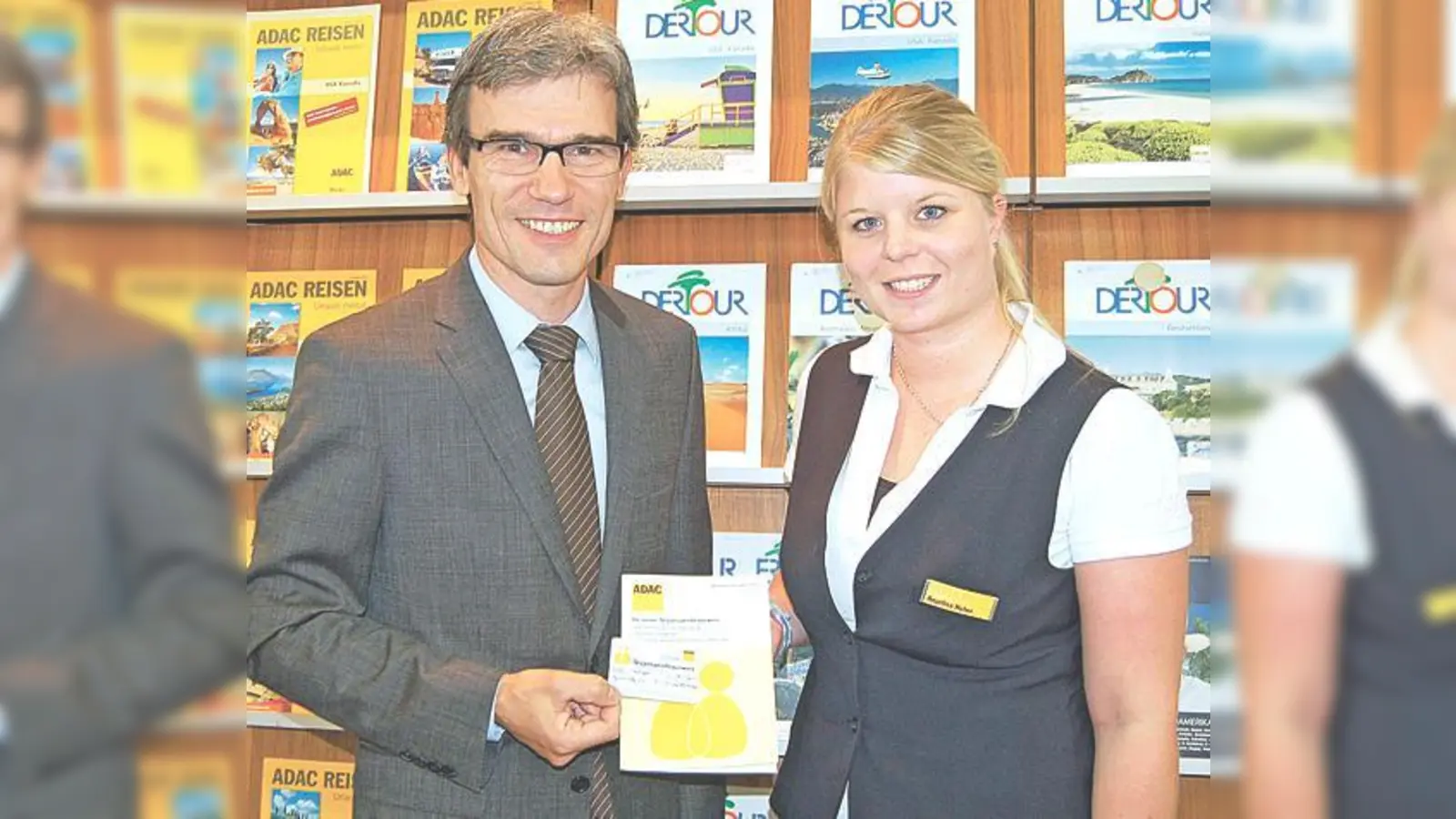 Hat sich dafür entschieden: Rüdiger Lode, Vorstandsrat des ADAC Südbayern, nahm seinen neuen ADAC Organspendeausweis von Service-Center-Mitarbeiterin Angelina Huber entgegen.	 (Foto: ADAC)