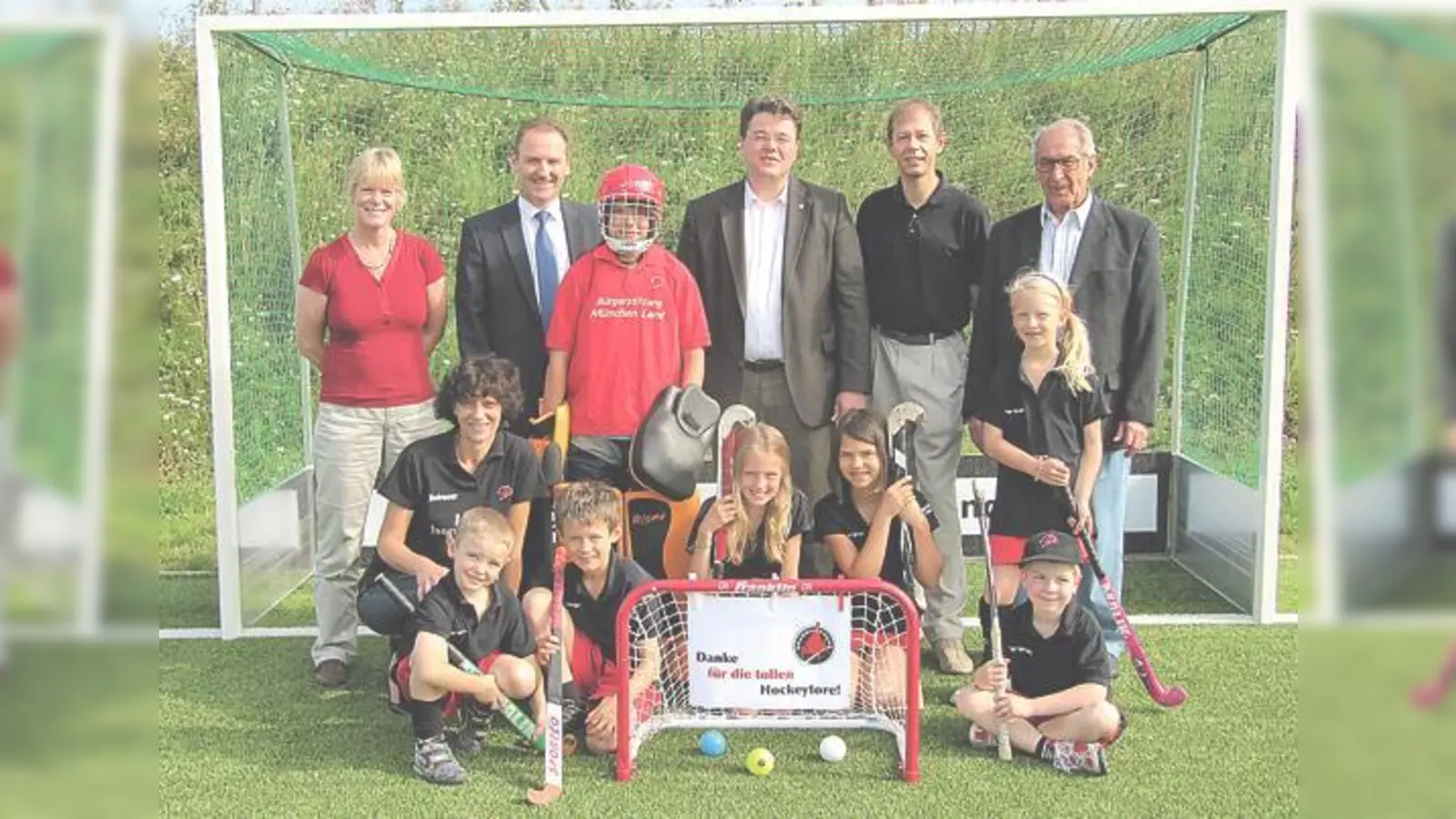 Freuen sich über die neuen Tore: (v. l.) Ursula Mayer, Petra Kohler, Thomas Klement, Thomas Loderer, Stephan Lauterbach und Karlheinz Neumayer.	 (Foto: hw)