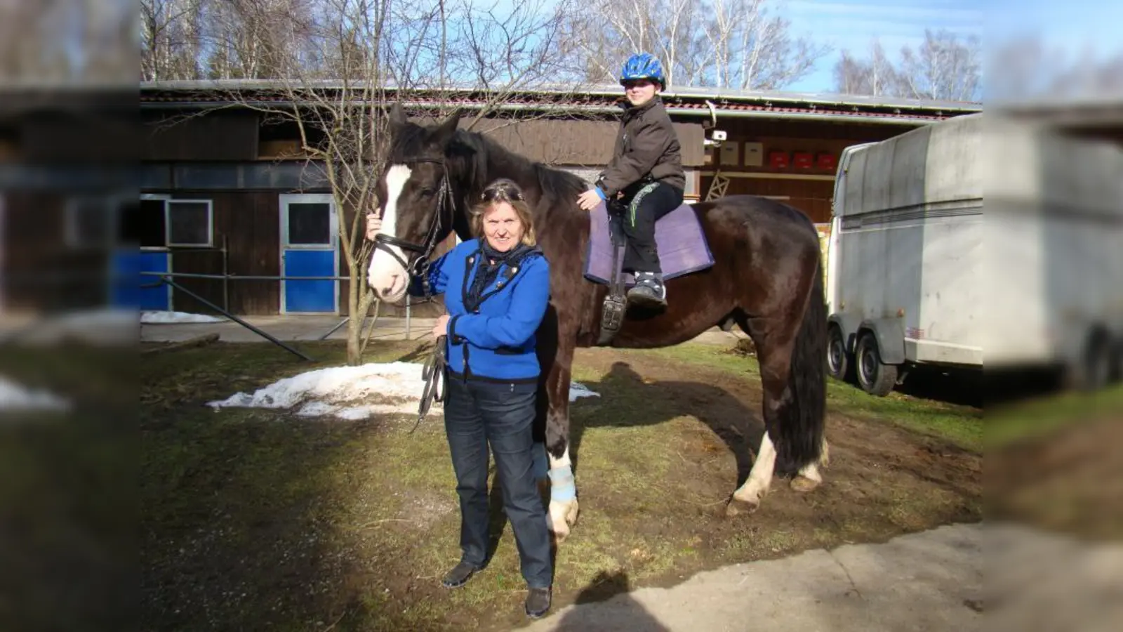 Kleiner Reiter auf großem Pferd. Cornelia Zwolinski führt das Therapiepferd über den Eulenhof. (Foto: pst)
