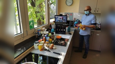 Alexander Ostermeier, Leiter des Freizeittreffs 103er, beim Online-Kochen. (Foto: Deutsche Lebensbrücke)