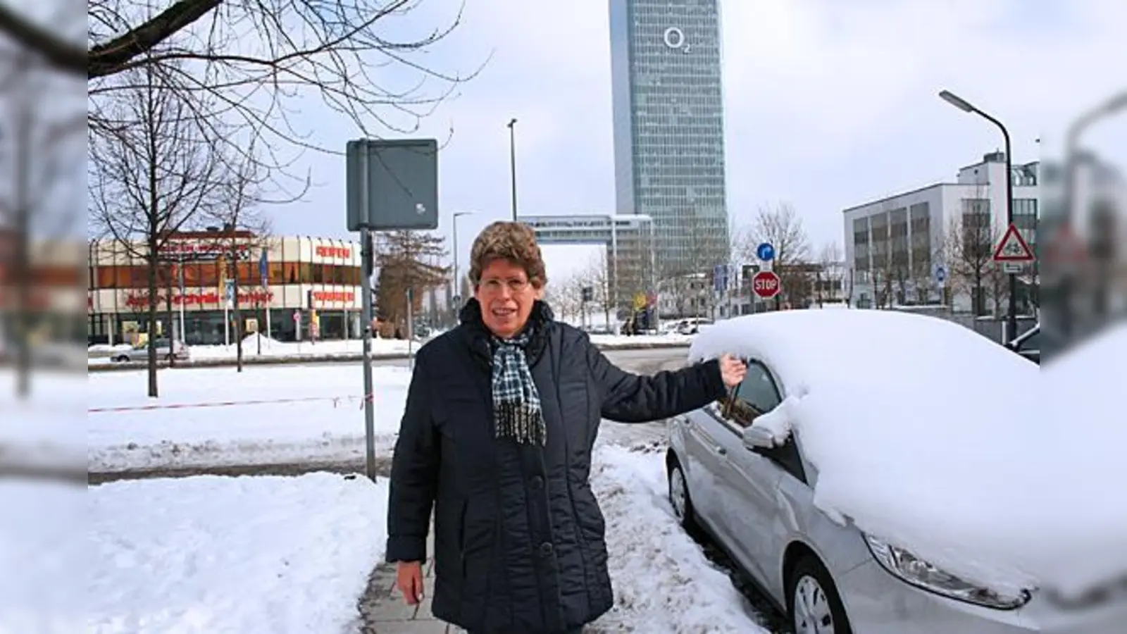 Hannelore Schrimpf, SPD-Sprecherin im Bezirksausschuss, ist von der Parkplatznot rund um das Hochhaus am Georg-Brauchle-Ring selbst betroffen.	 (Foto: ws)