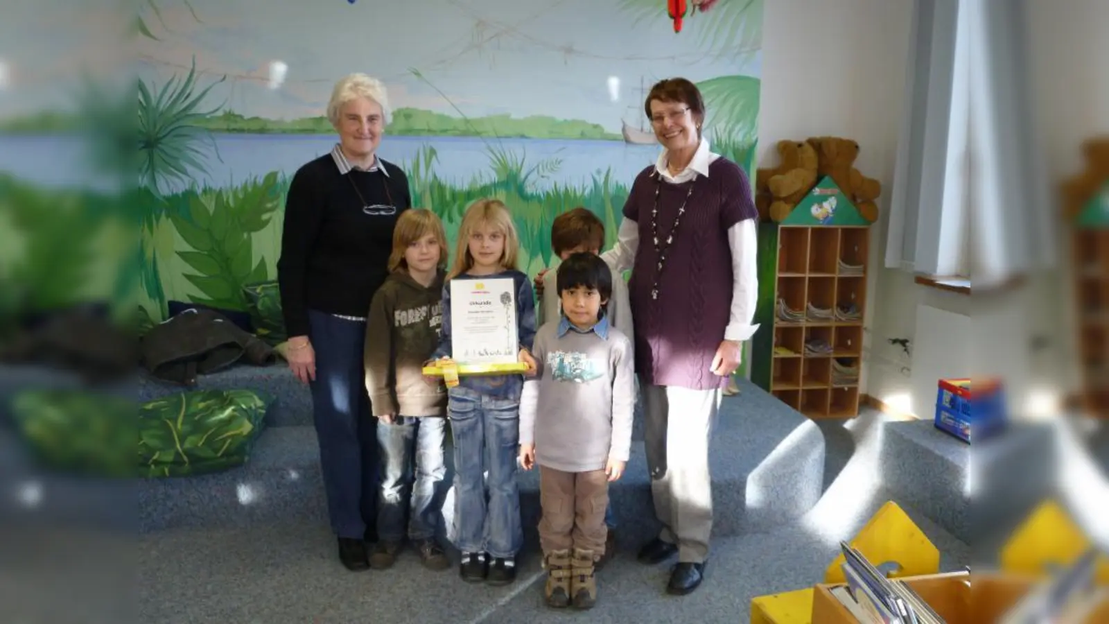 Die neunjährige Annabel Hirtreiter bekam eine Urkunde und ein Buch, weil sie an 100 Vorlesestunden der Lesefüchse teilgenommen hat. Überreicht wurde ihr der Preis von Helga Rieder (li.) und Adele Wolf (re.). (Foto: BK)