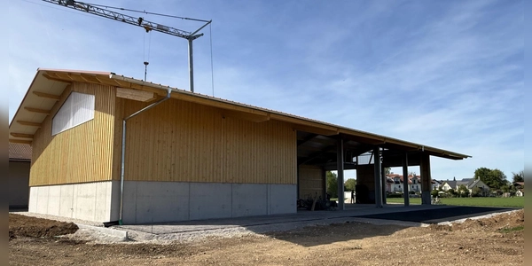 In Salmdorf wird ein neuer Feststadl gebaut. Eingeweiht werden soll er Ende Juni. (Foto: Ingo Gugisch)