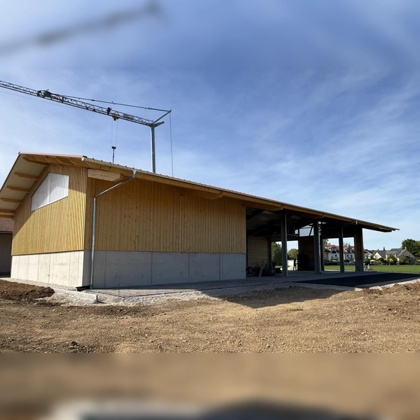 In Salmdorf wird ein neuer Feststadl gebaut. Eingeweiht werden soll er Ende Juni. (Foto: Ingo Gugisch)