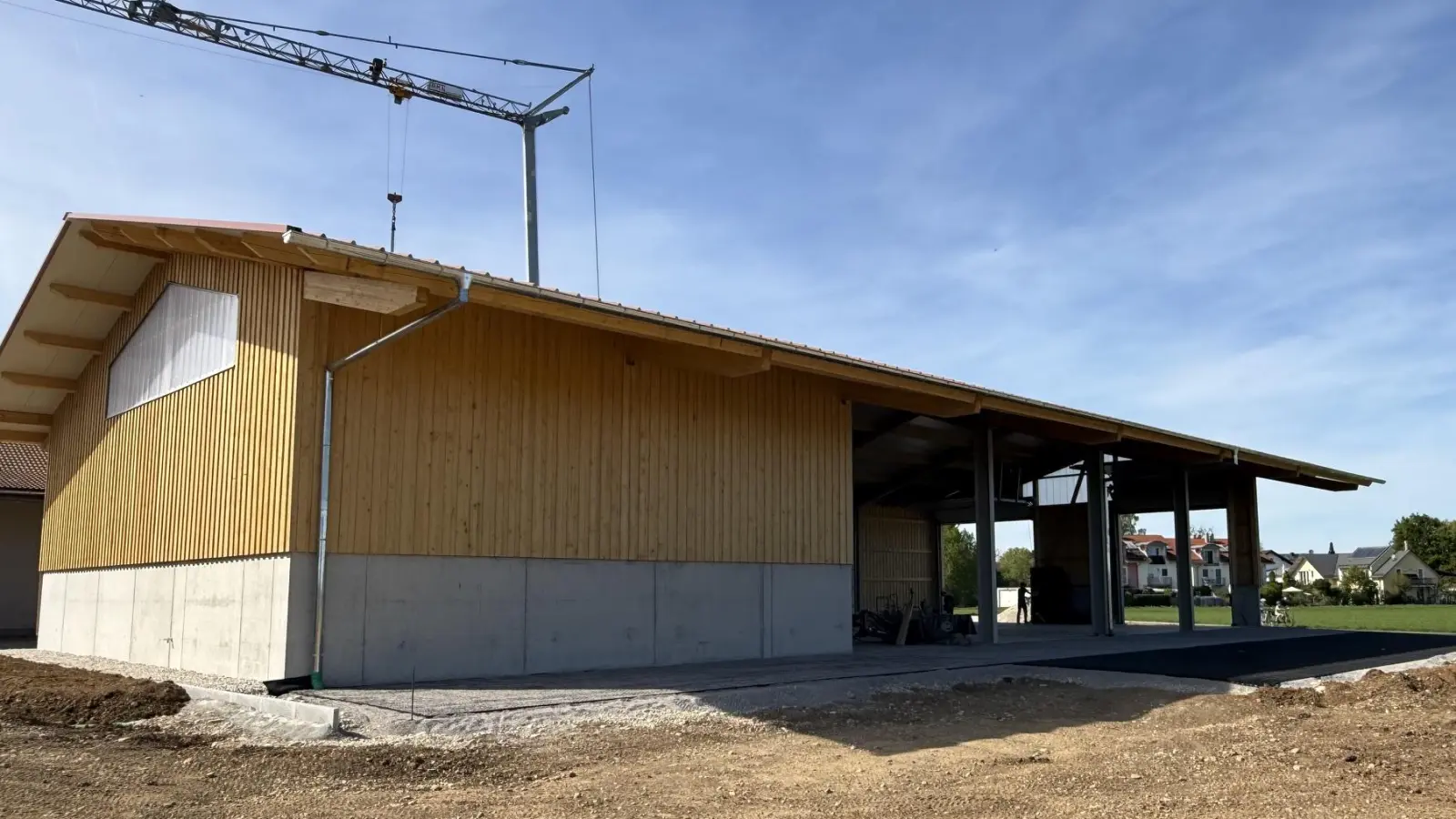 In Salmdorf wird ein neuer Feststadl gebaut. Eingeweiht werden soll er Ende Juni. (Foto: Ingo Gugisch)