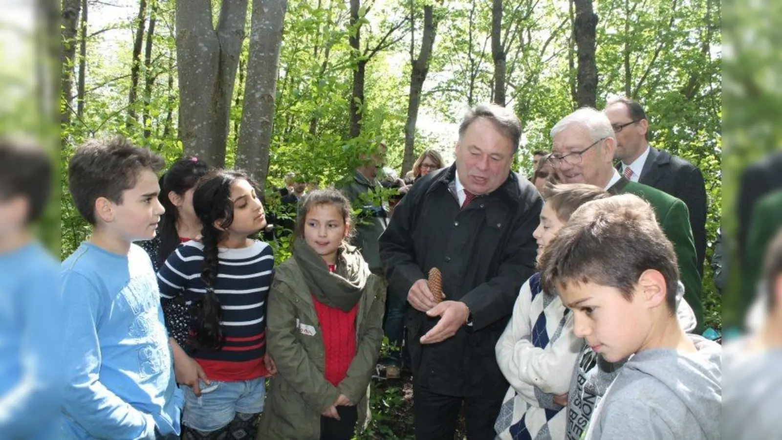 Landwirtschaftsminister Helmut Brunner (Mitte) und Staatsminister a.D. Josef Miller unterhielten sich bei ihrem Rundgang im Wald mit den Schulkindern über die Natur. (Foto: ka)