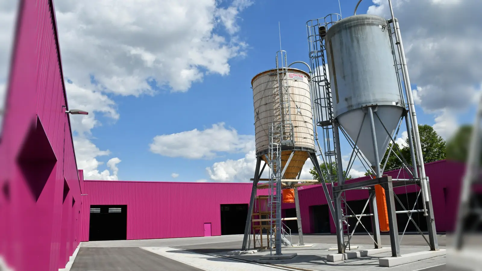 Im Sommer 2023 zog die gesamte Mannschaft in den neuen Bauhof an der Birkenhofstraße um, jetzt findet dort ein Tag der offenen Tür statt. Die dominierende Farbe heißt übrigens Verkehrspurpur. (Foto: Ufg/foe)