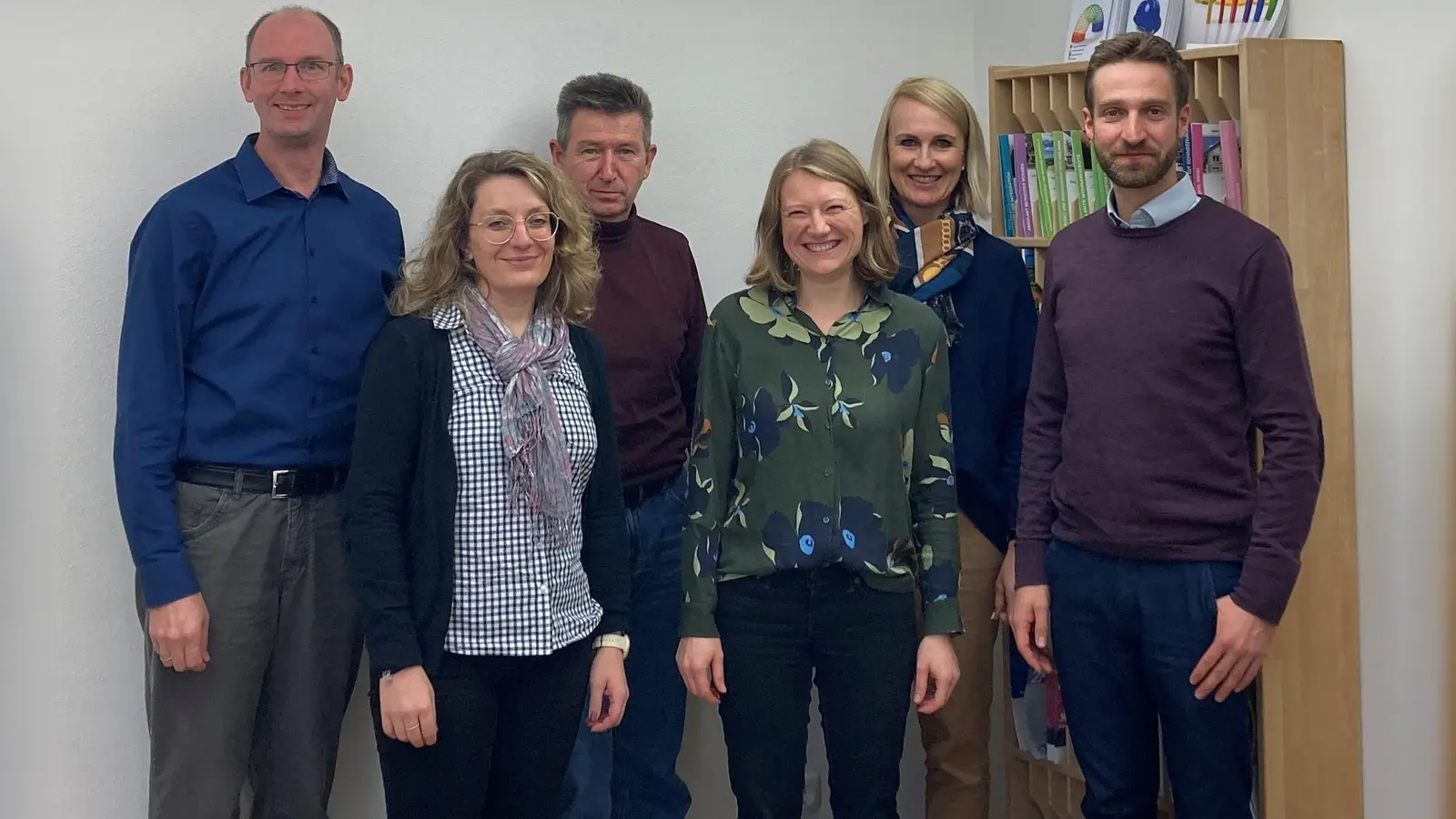 Die neue Kooperation soll Betrieben und schwerbehinderten Menschen zugutekommen (von links): Michael Reinhart, Elisabeth Kriner, Herbert Siebeneicher, Jana Giesen und Doris Honigmann von der Agentur für Arbeit Weilheim und Michael Hölzl von der EAA freuen sich auf die künftige Zusammenarbeit. (Foto: Agentur für Arbeit Weilheim)