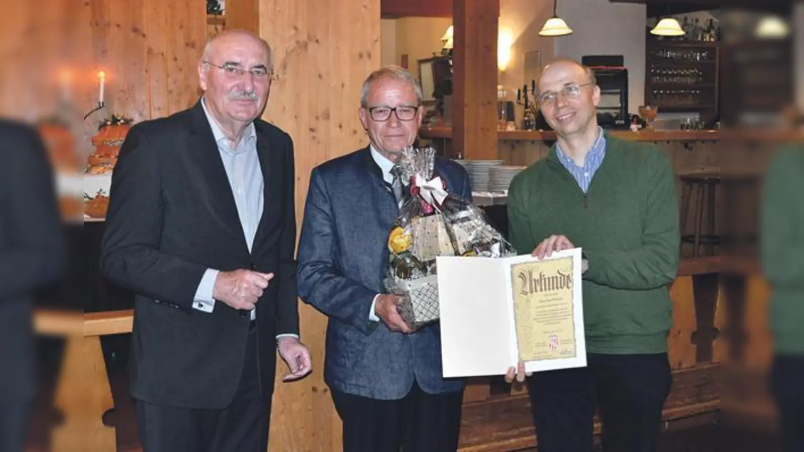 Vorstand Hubert Hauber, Ehrenvorsitzender Josef Hasler und Stv. Vereinsratsvorsitzender Peter Heuberger (v.l.).	 (Foto: VA)