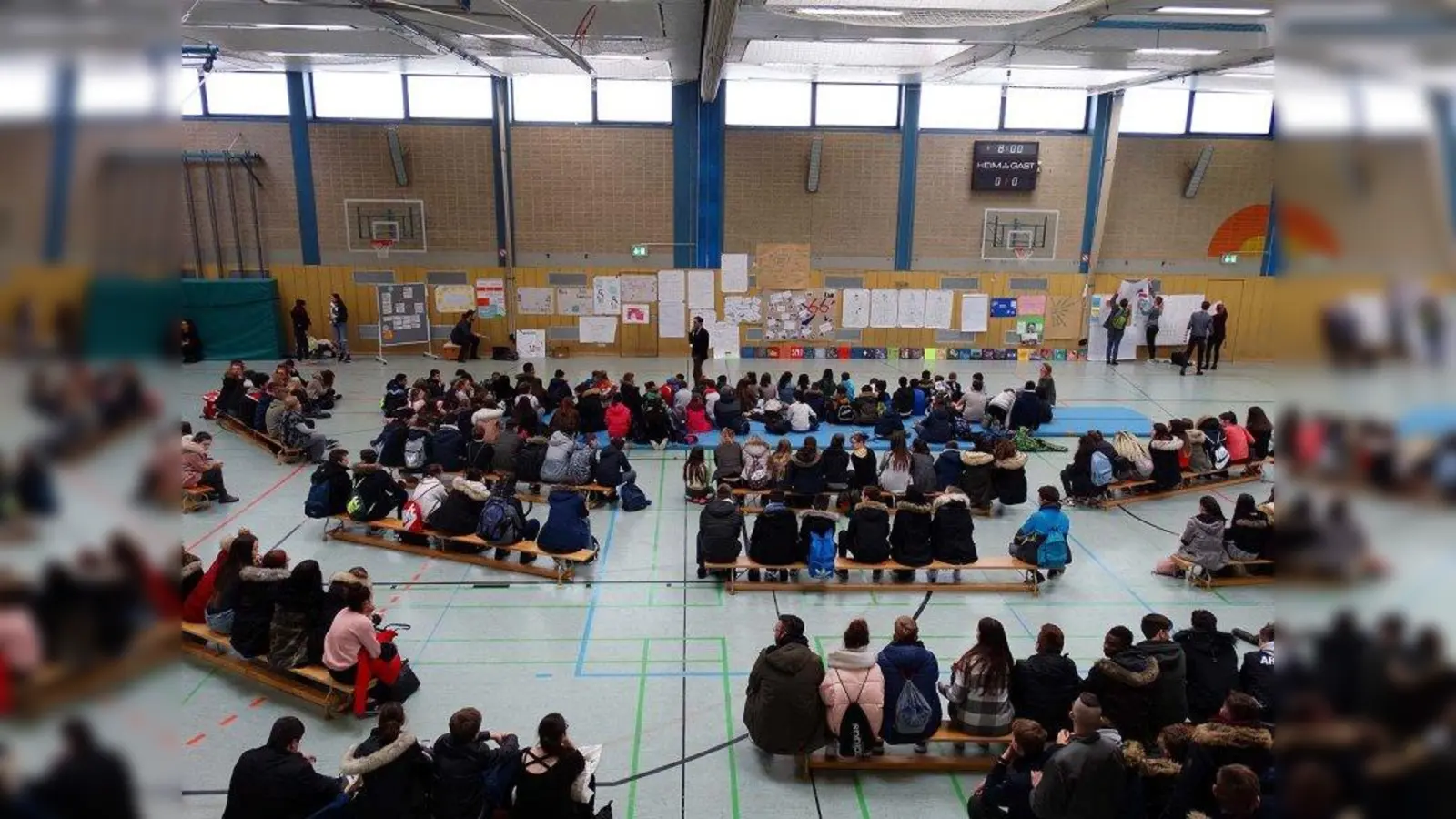 Demokratiekonferenz an der Mittelschule Karlsfeld: „Es ist auch im Schulleben wichtig, Kompromisse einzugehen”, betont Rektor Hakan Özcan. (Foto: Mittelschule Karlsfeld)
