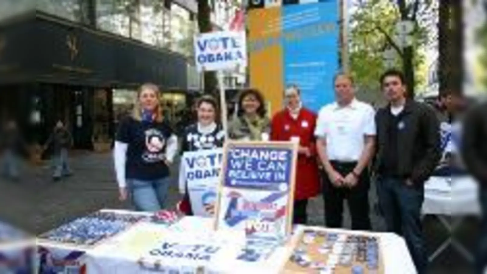 Stimmen sammeln für Obama:  Mit seinen Parteifreunden der Münchner „Democrats Abroad” versucht Randy Caldwell  (2.v.re.) US-Amerikaner zur Wahl zu motivieren.  (Foto: sm)