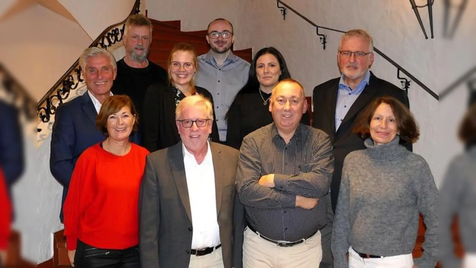 Der neue Vorstand der SPD Vaterstetten (u. R. v.l.), 2. Brgm. Maria Wirnitzer, Sepp Mittermeier (Beisitzer), Vorsitzender Klaus Spagl, Cordula Koch (Vertreterin der Fraktion),<br>darüber: Stv. Vorsitzender Bruno Wirnitzer, Julia Thalmeier (Beisitzerin), Tugce Karakas (Beisitzerin), Schriftführer Frank Neubauer und obere Reihe: Kassier Andreas Zink und Jorit Hopp (Beisitzer). (Foto: SPD Vaterstetten)